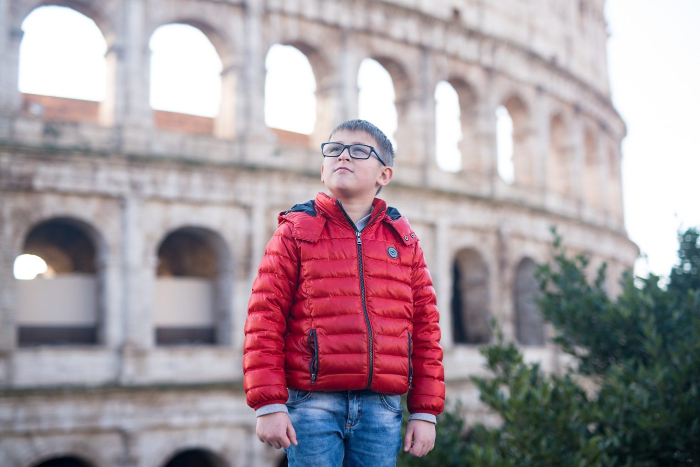 Un bambino davanti al Colosseo durante il tour