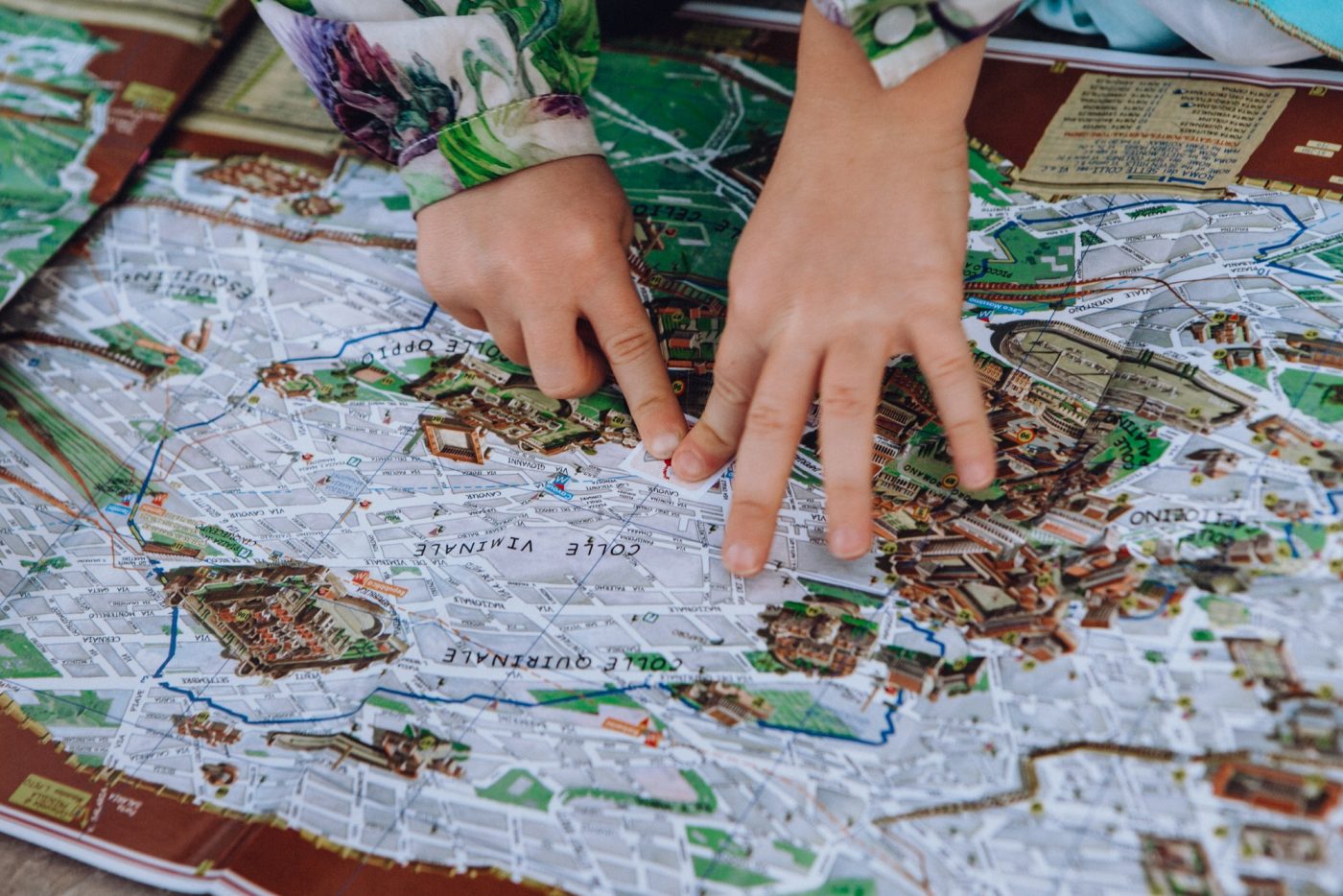 Le mani dei bambini sulla mappa cartacea del percorso