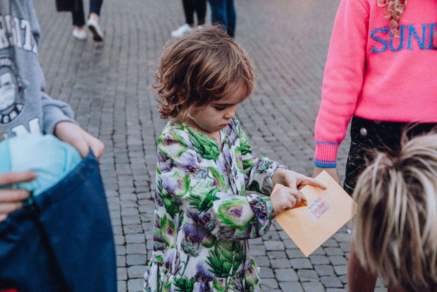 Una bambina apre la busta con il compito successivo