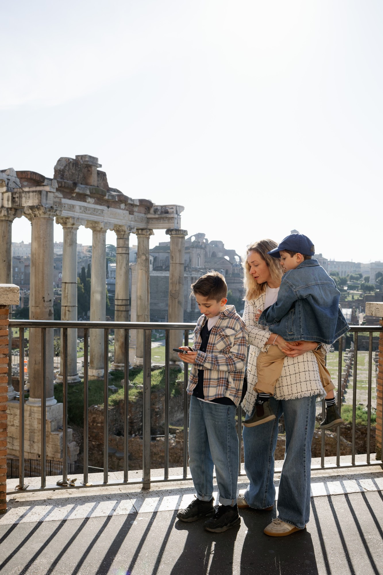 Una famiglia su una terrazza panoramica sul Foro Romano