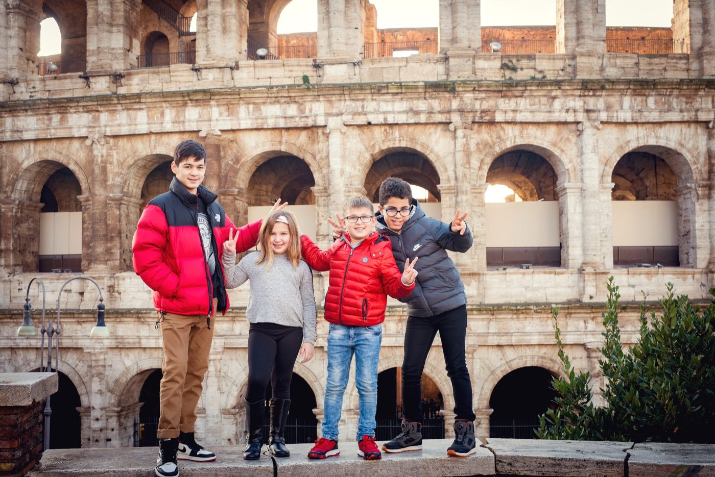 Bambini davanti al Colosseo nella missione gratuita