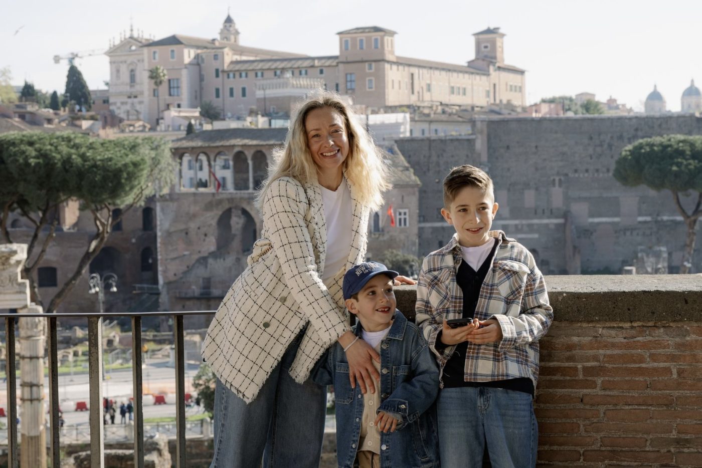 Mamma con due figli sulla terrazza sopra il Foro Romano con l’app LooksArt