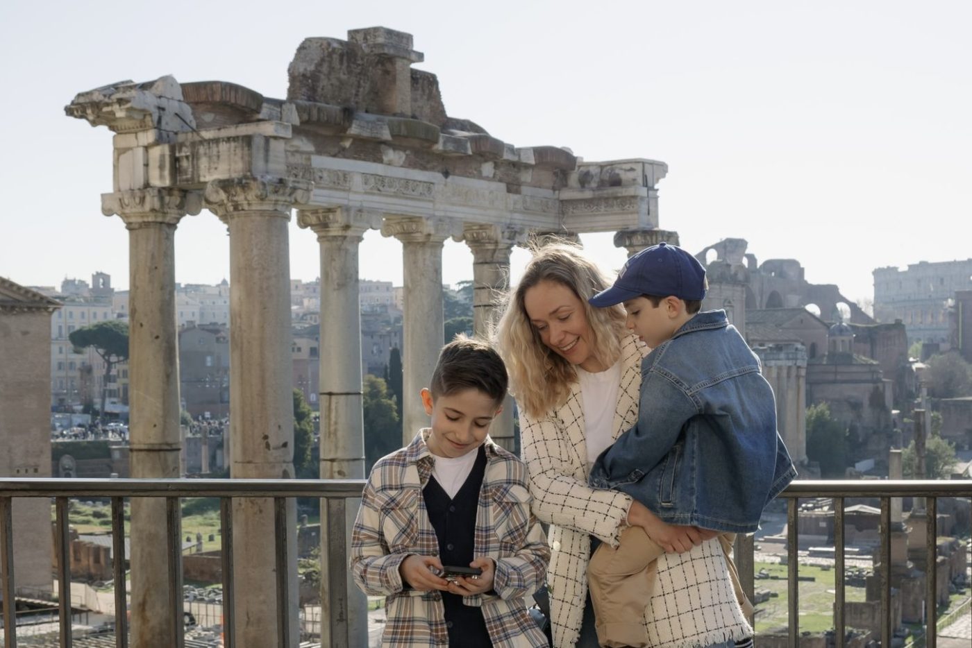 Famiglia alla ringhiera sopra il Foro Romano, dietro le colonne del Tempio di Saturno