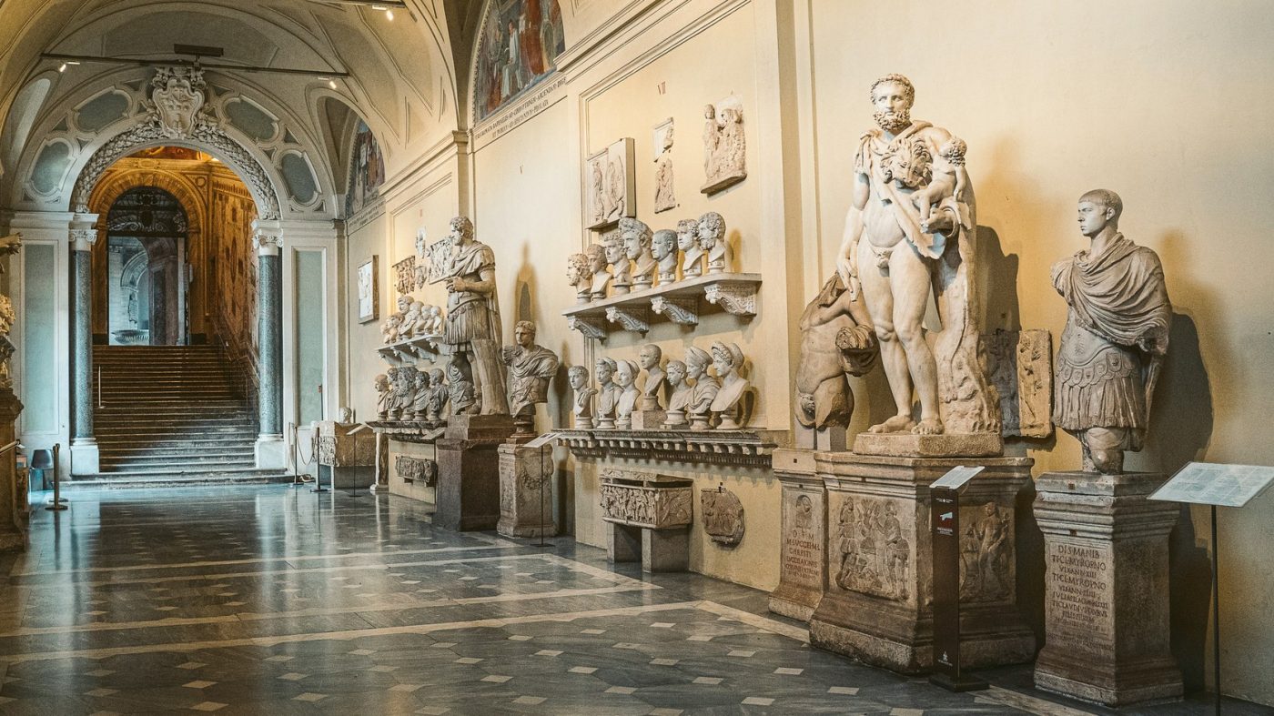 Galleria dei Musei Vaticani con statue antiche