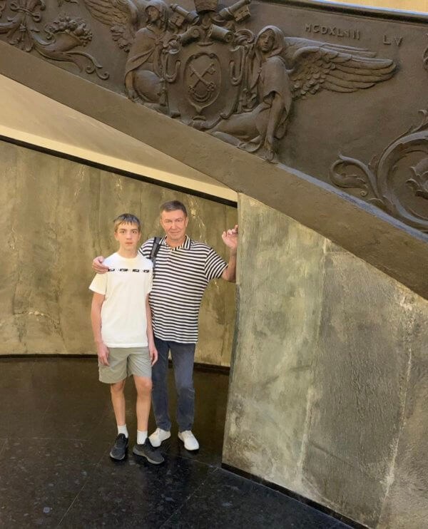 Papà e figlio in una sala dei Musei Vaticani