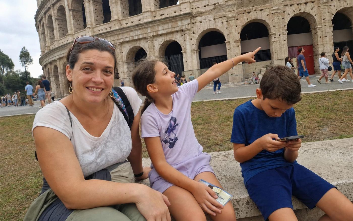 Una famiglia con il telefono durante la missione gratuita al Colosseo
