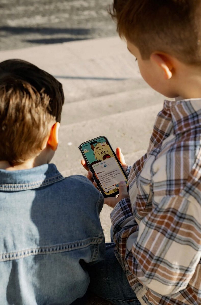 Two children look at a task in the LooksArt app together