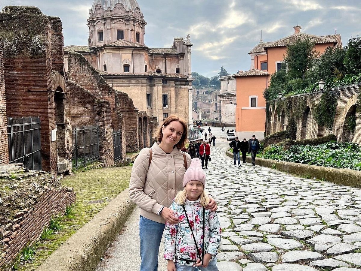Mother and daughter on the path along the Roman Forum