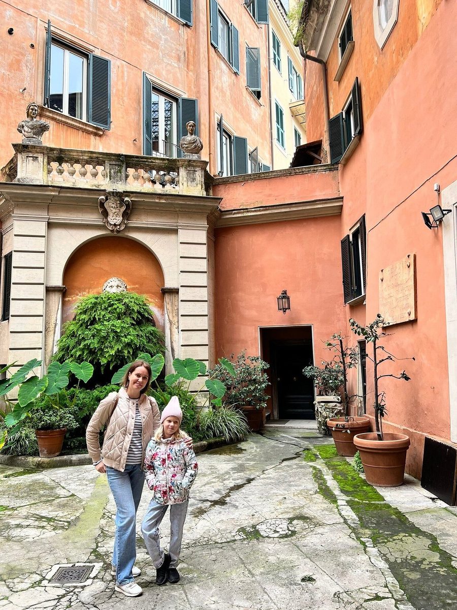 Mother and daughter in a picturesque Roman lane